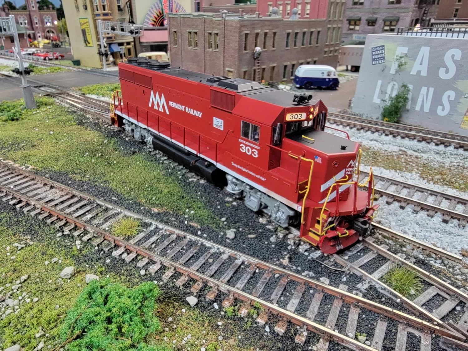 Atlas 10000972 HO Scale EMD GP40-2 Vermont Railway VTR 303 - Like New USED 2 Atlas 10000972 HO Scale EMD GP40-2 Vermont Railway VTR 303 - Like New USED - Image 2