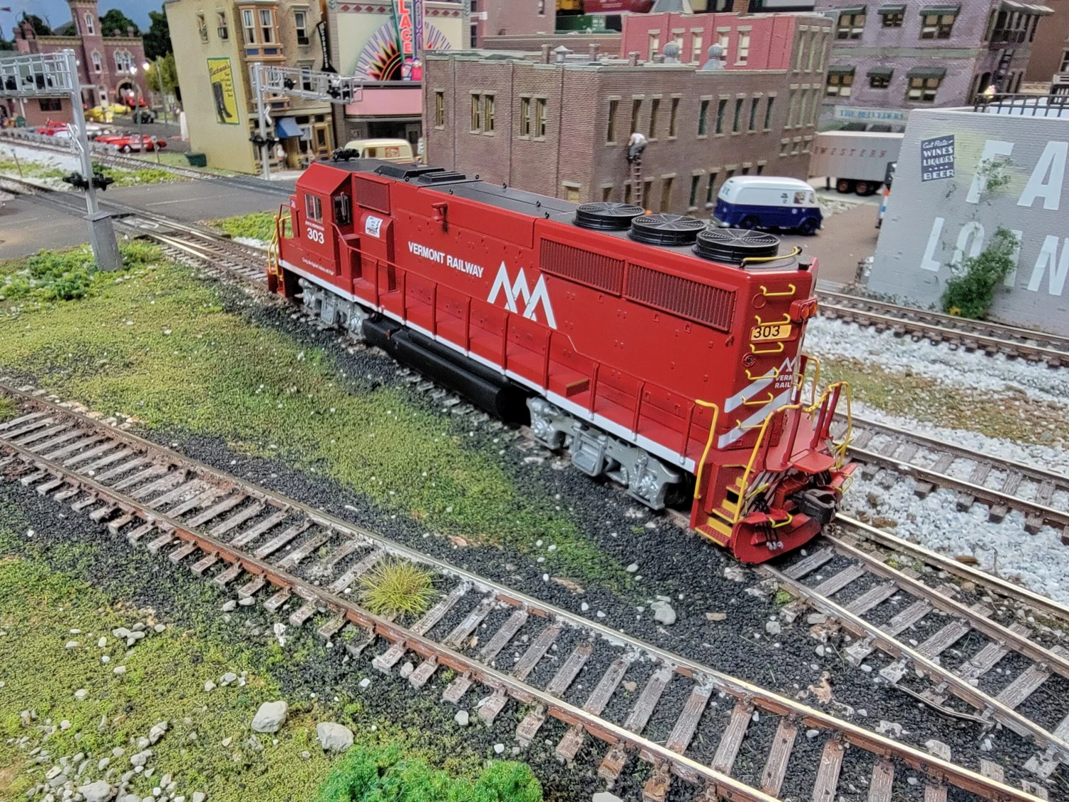 Atlas 10000972 HO Scale EMD GP40-2 Vermont Railway VTR 303 - Like New USED 3 Atlas 10000972 HO Scale EMD GP40-2 Vermont Railway VTR 303 - Like New USED - Image 3