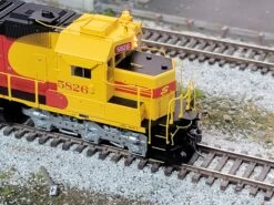 Athearn Genesis G67229 HO Scale EMD SD45-2 Santa Fe "Kodachrome" ATSF 5826 With DCC & Sound - USED -Alas Train Model Shop 20230419 102005